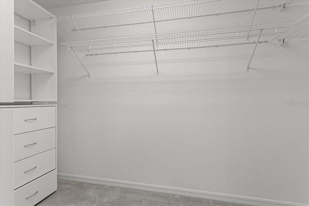 合同活跃: $940,000 (6 贝兹, 4 浴室, 4252 平方英尺)