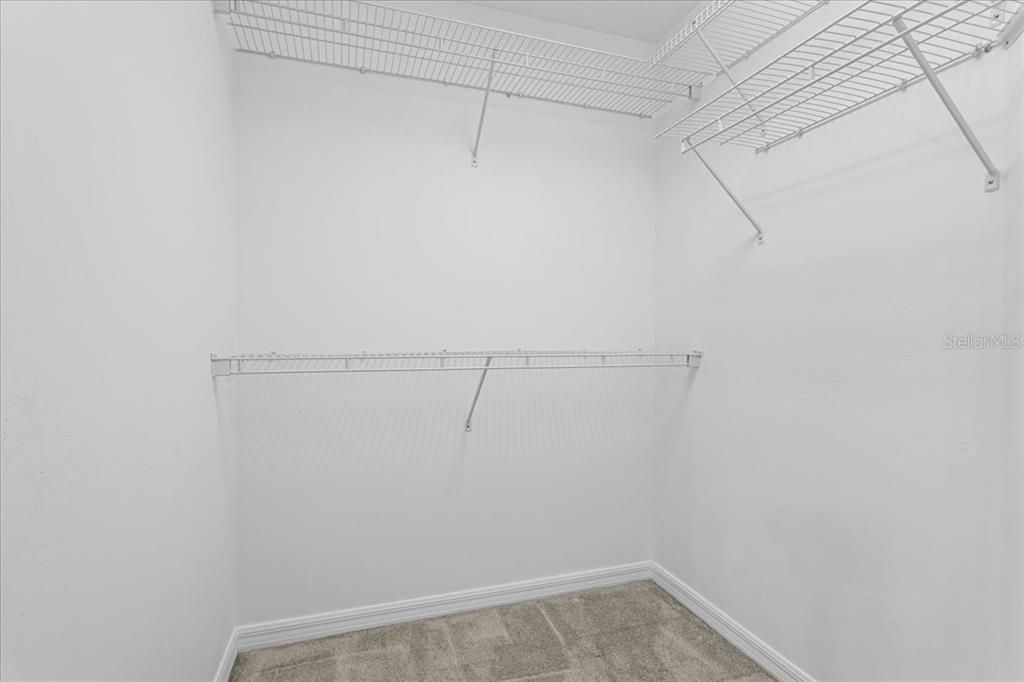 合同活跃: $940,000 (6 贝兹, 4 浴室, 4252 平方英尺)