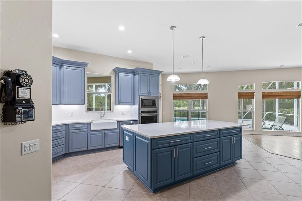 合同活跃: $940,000 (6 贝兹, 4 浴室, 4252 平方英尺)