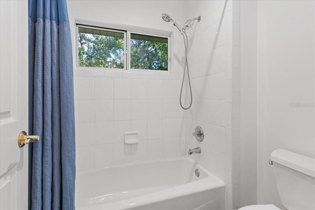 合同活跃: $940,000 (6 贝兹, 4 浴室, 4252 平方英尺)