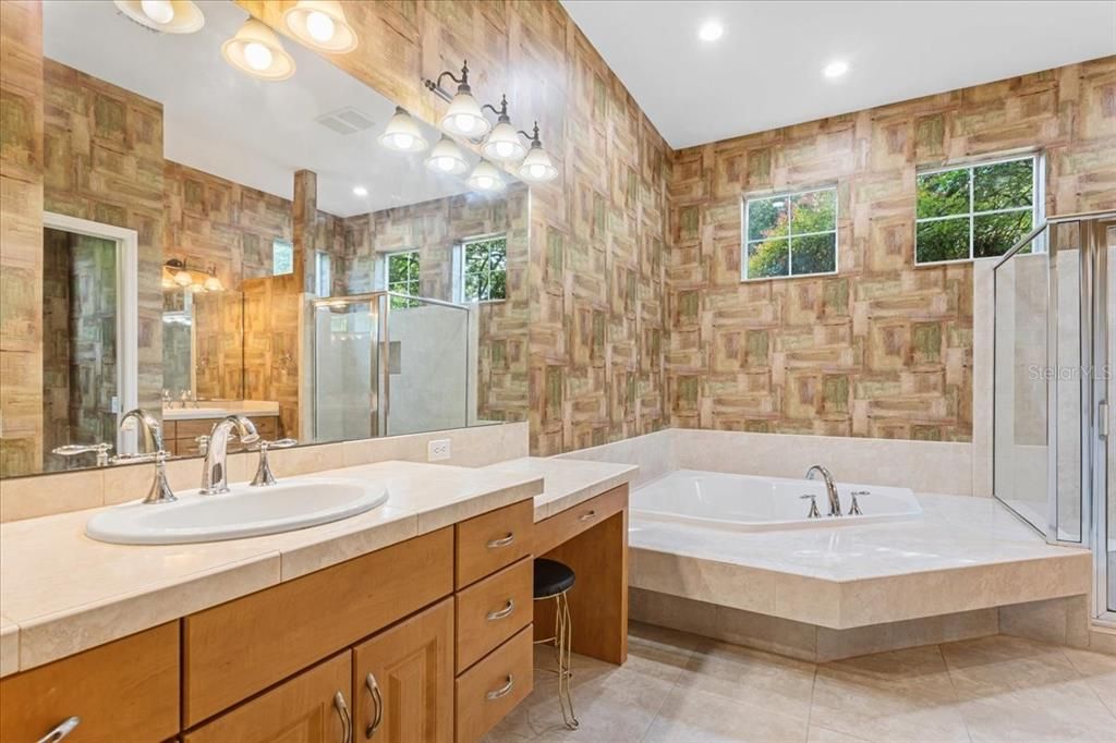 合同活跃: $940,000 (6 贝兹, 4 浴室, 4252 平方英尺)