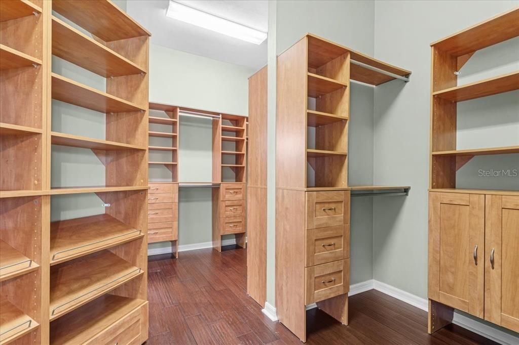 合同活跃: $940,000 (6 贝兹, 4 浴室, 4252 平方英尺)