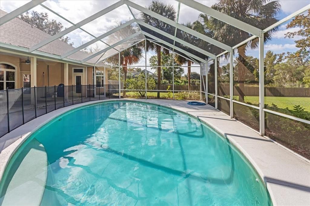 合同活跃: $940,000 (6 贝兹, 4 浴室, 4252 平方英尺)