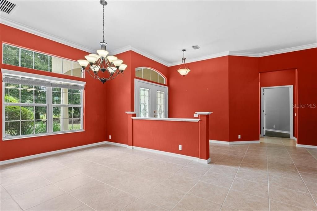 合同活跃: $940,000 (6 贝兹, 4 浴室, 4252 平方英尺)