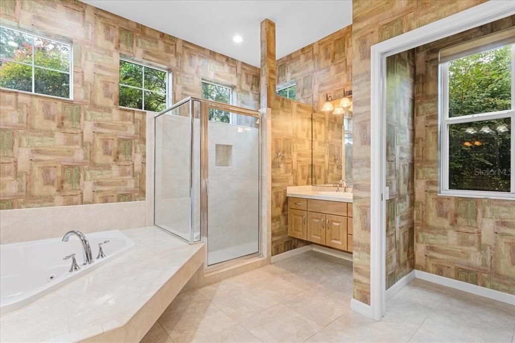 合同活跃: $940,000 (6 贝兹, 4 浴室, 4252 平方英尺)