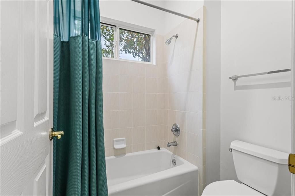 合同活跃: $940,000 (6 贝兹, 4 浴室, 4252 平方英尺)