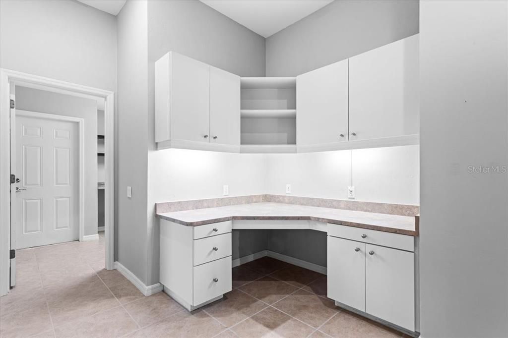 合同活跃: $940,000 (6 贝兹, 4 浴室, 4252 平方英尺)