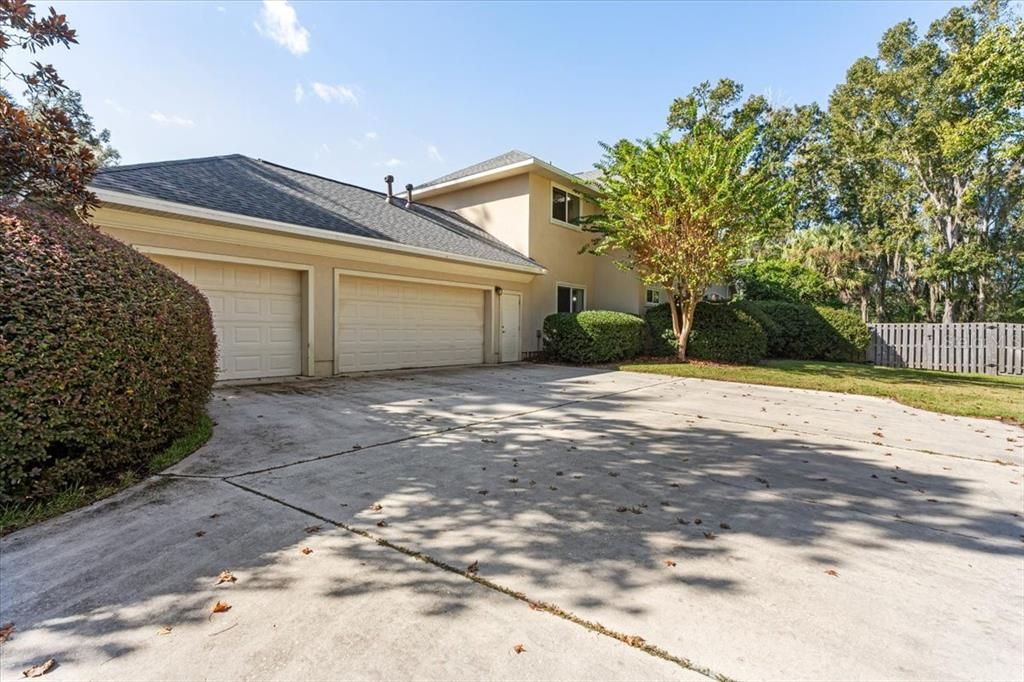 合同活跃: $940,000 (6 贝兹, 4 浴室, 4252 平方英尺)