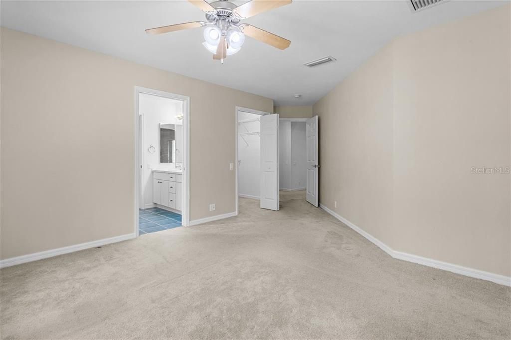 合同活跃: $940,000 (6 贝兹, 4 浴室, 4252 平方英尺)