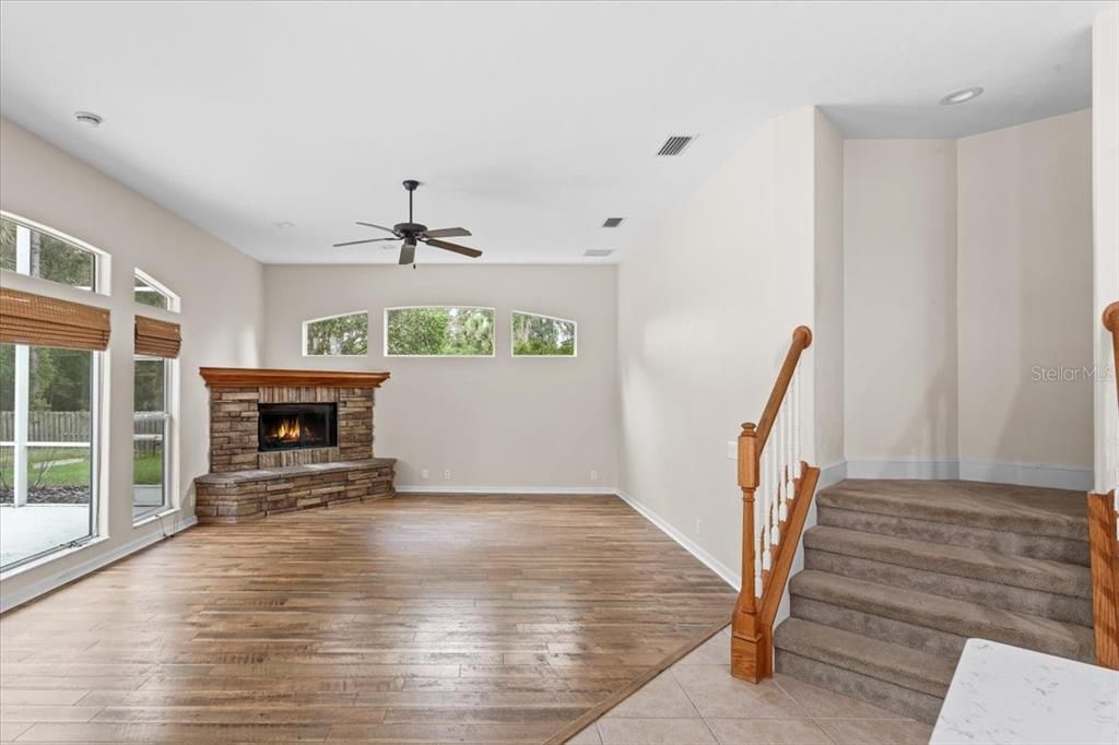 合同活跃: $940,000 (6 贝兹, 4 浴室, 4252 平方英尺)