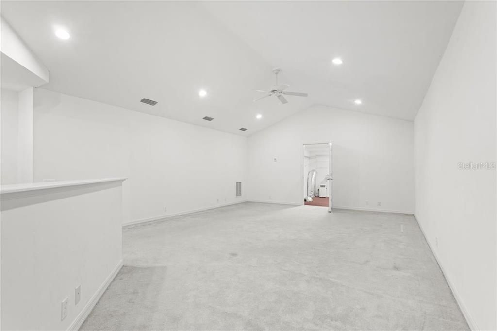 合同活跃: $940,000 (6 贝兹, 4 浴室, 4252 平方英尺)