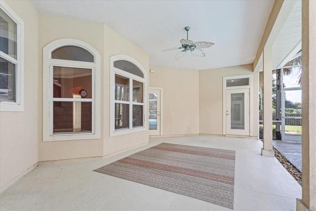 合同活跃: $940,000 (6 贝兹, 4 浴室, 4252 平方英尺)