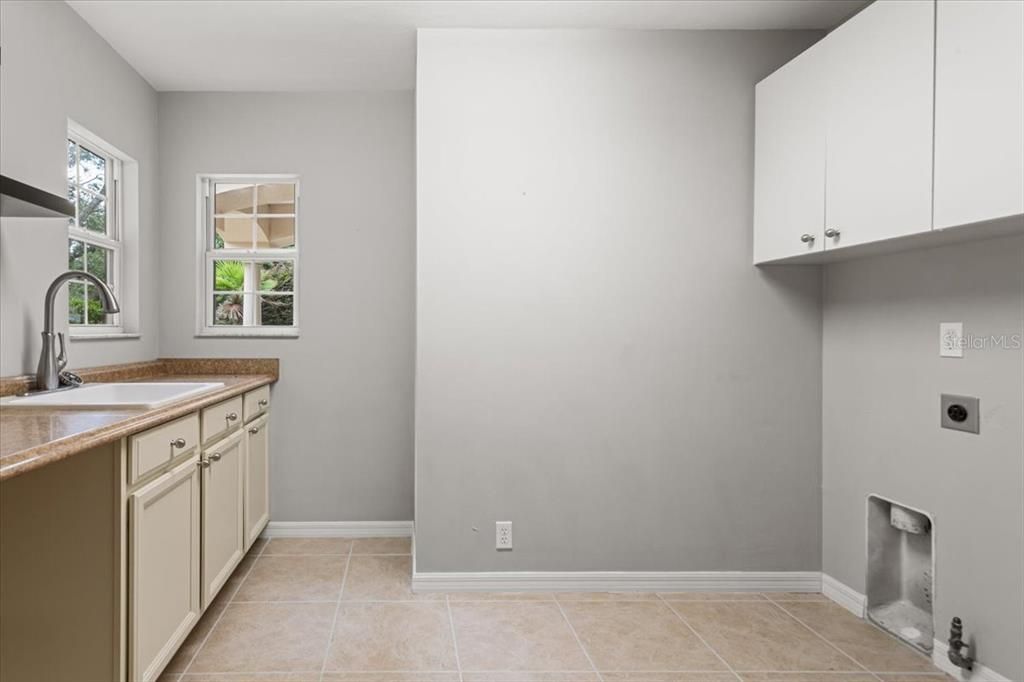 合同活跃: $940,000 (6 贝兹, 4 浴室, 4252 平方英尺)