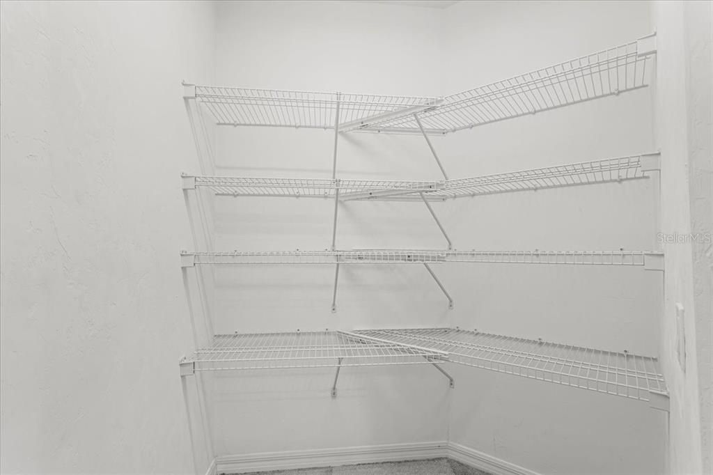 合同活跃: $940,000 (6 贝兹, 4 浴室, 4252 平方英尺)