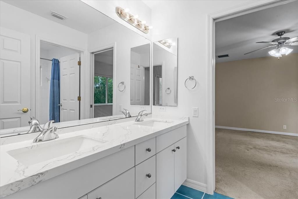 合同活跃: $940,000 (6 贝兹, 4 浴室, 4252 平方英尺)