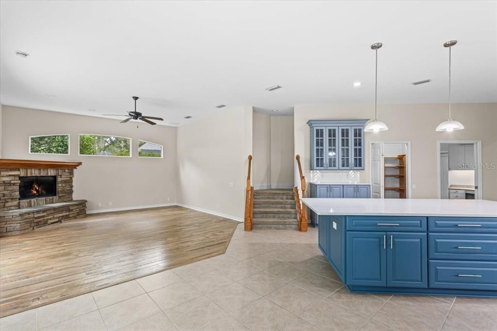 合同活跃: $940,000 (6 贝兹, 4 浴室, 4252 平方英尺)