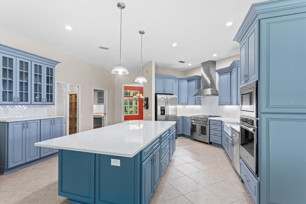 合同活跃: $940,000 (6 贝兹, 4 浴室, 4252 平方英尺)