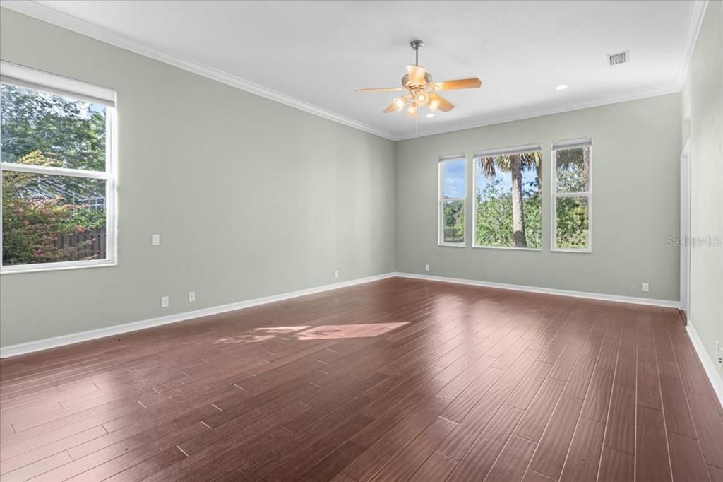 合同活跃: $940,000 (6 贝兹, 4 浴室, 4252 平方英尺)