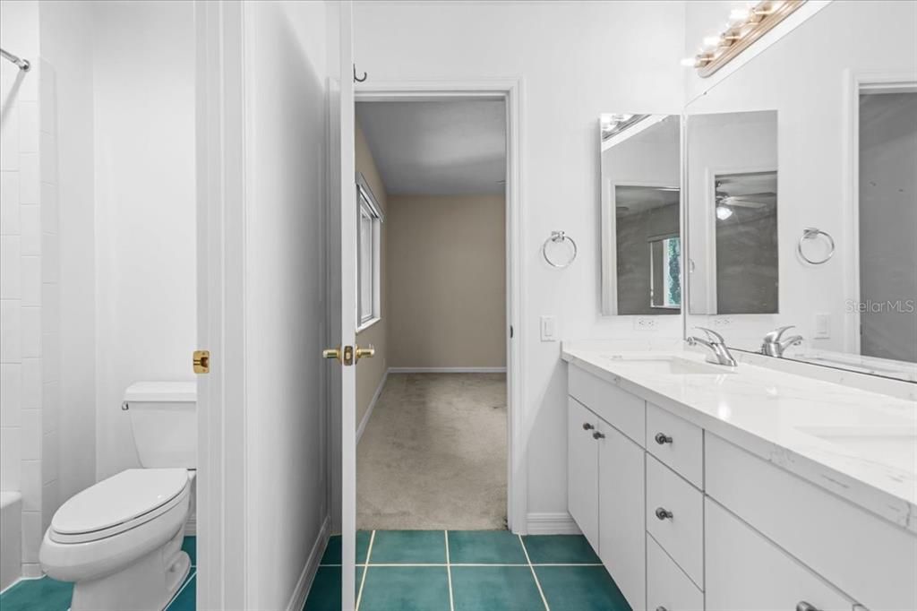 合同活跃: $940,000 (6 贝兹, 4 浴室, 4252 平方英尺)