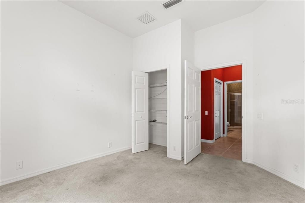 合同活跃: $940,000 (6 贝兹, 4 浴室, 4252 平方英尺)