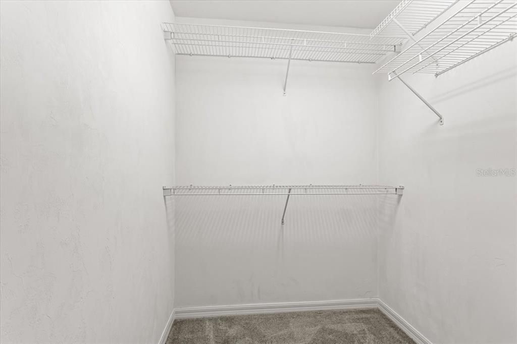 合同活跃: $940,000 (6 贝兹, 4 浴室, 4252 平方英尺)