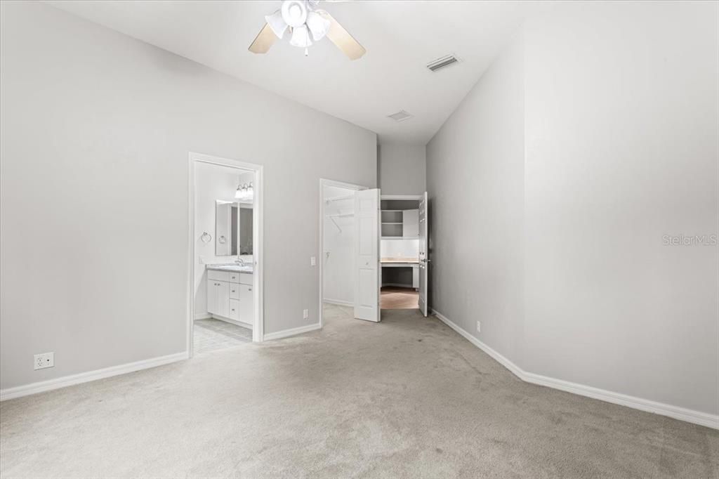 合同活跃: $940,000 (6 贝兹, 4 浴室, 4252 平方英尺)