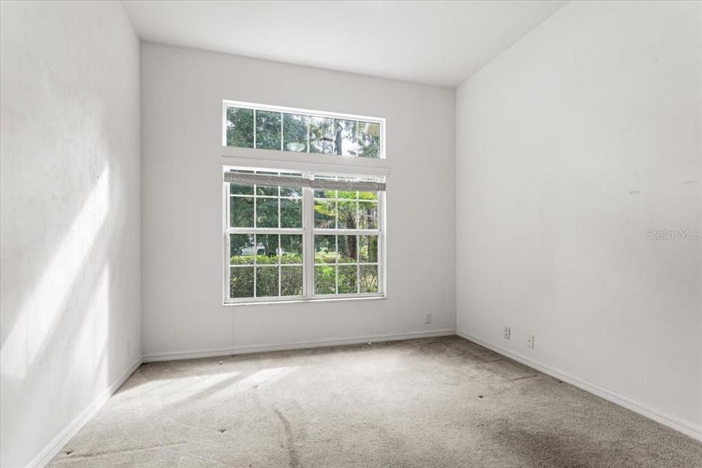 合同活跃: $940,000 (6 贝兹, 4 浴室, 4252 平方英尺)