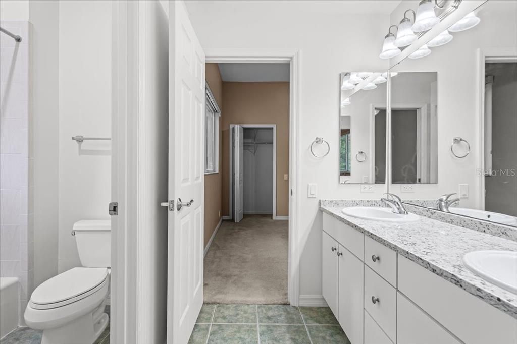 合同活跃: $940,000 (6 贝兹, 4 浴室, 4252 平方英尺)