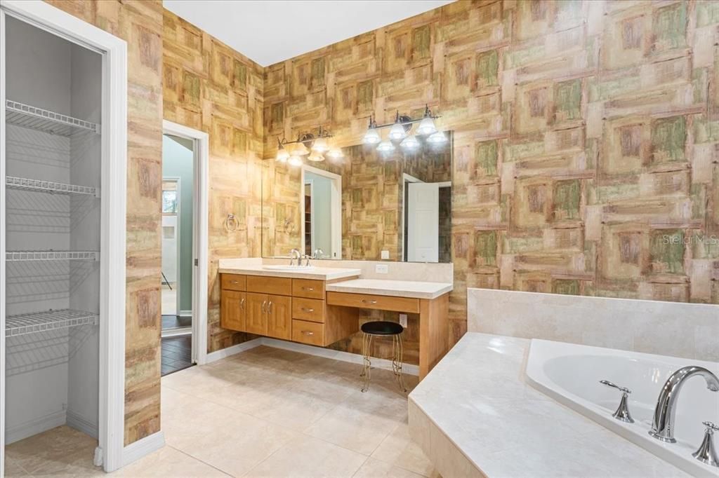 合同活跃: $940,000 (6 贝兹, 4 浴室, 4252 平方英尺)