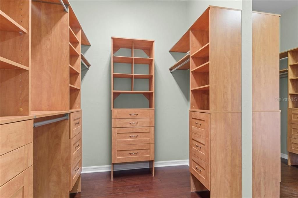 合同活跃: $940,000 (6 贝兹, 4 浴室, 4252 平方英尺)