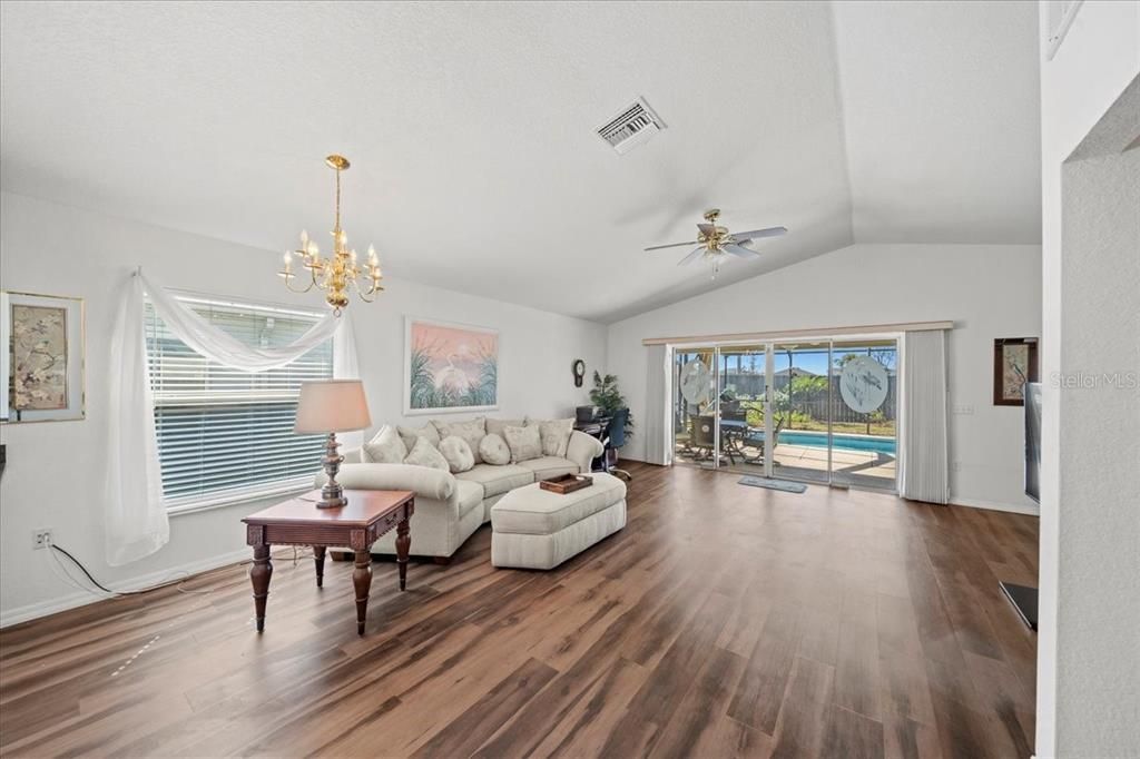 En Venta: $284,900 (2 camas, 2 baños, 1387 Pies cuadrados)