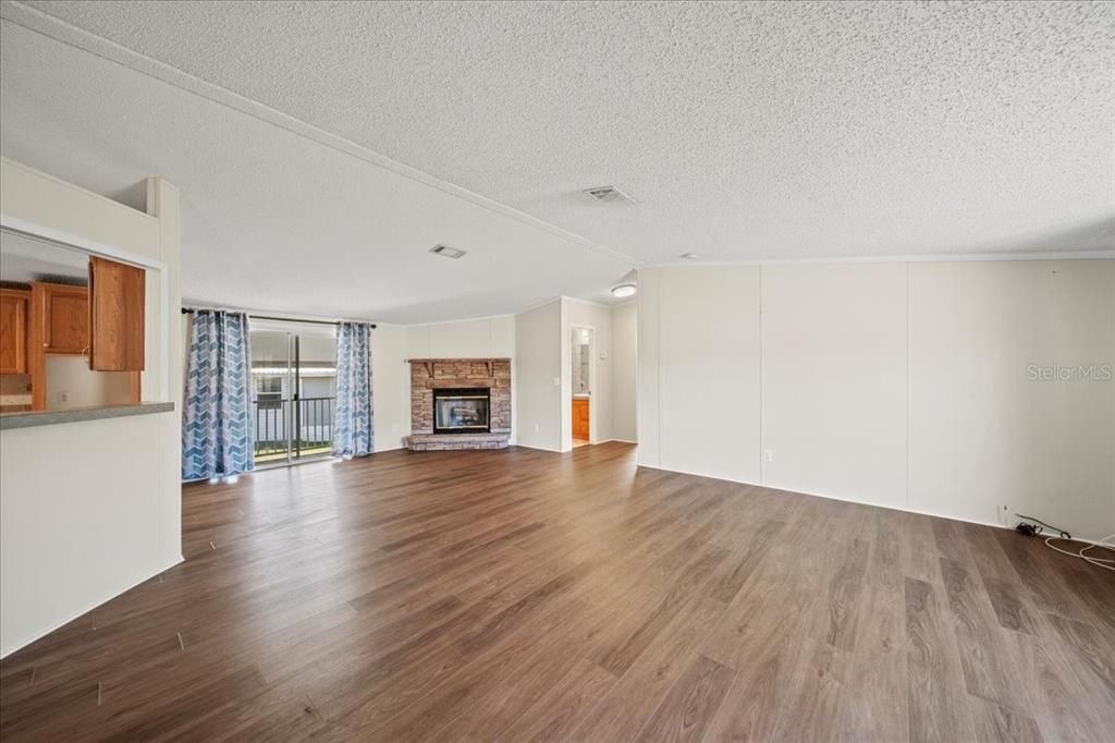 For Sale: $200,000 (3 beds, 2 baths, 1728 Square Feet)