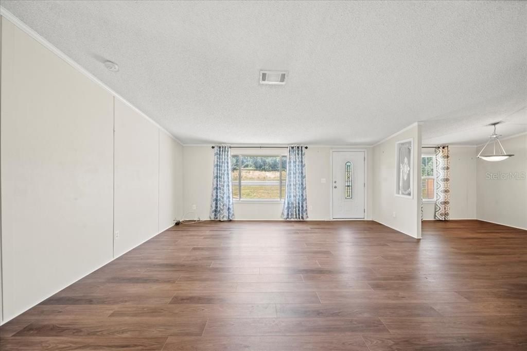 For Sale: $200,000 (3 beds, 2 baths, 1728 Square Feet)