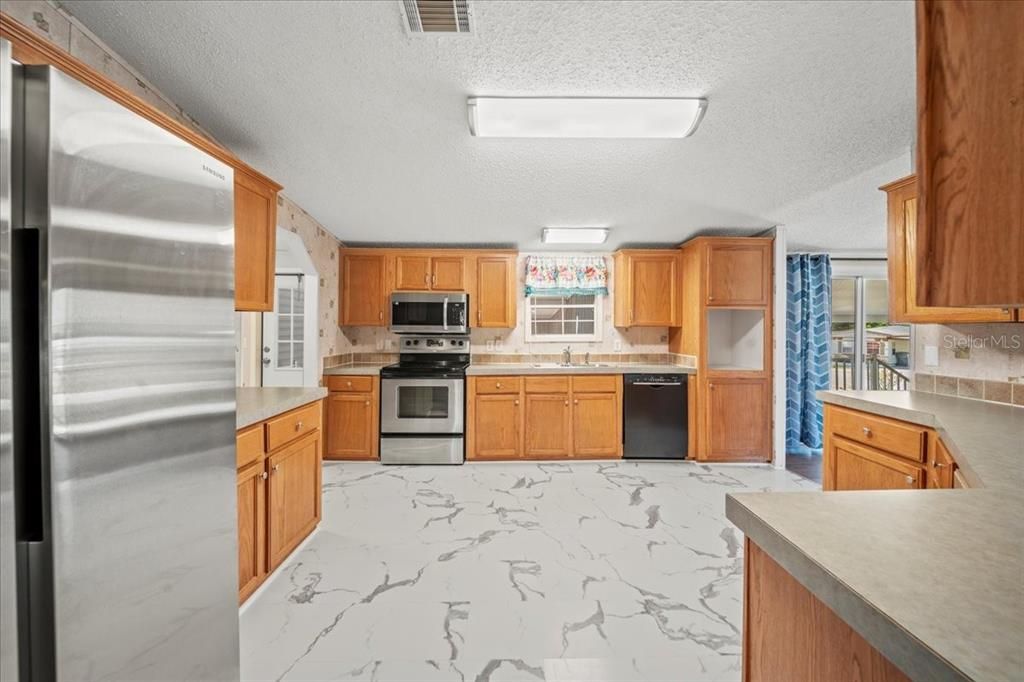 For Sale: $200,000 (3 beds, 2 baths, 1728 Square Feet)