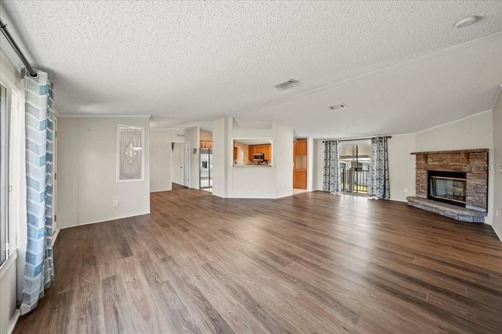 For Sale: $200,000 (3 beds, 2 baths, 1728 Square Feet)