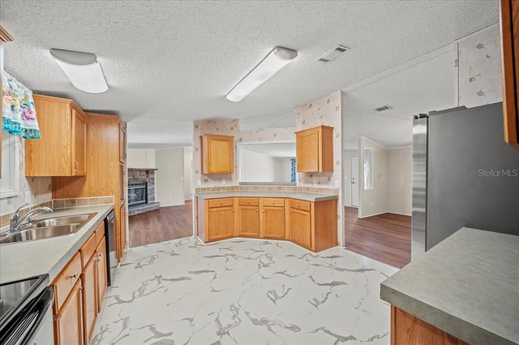 For Sale: $200,000 (3 beds, 2 baths, 1728 Square Feet)