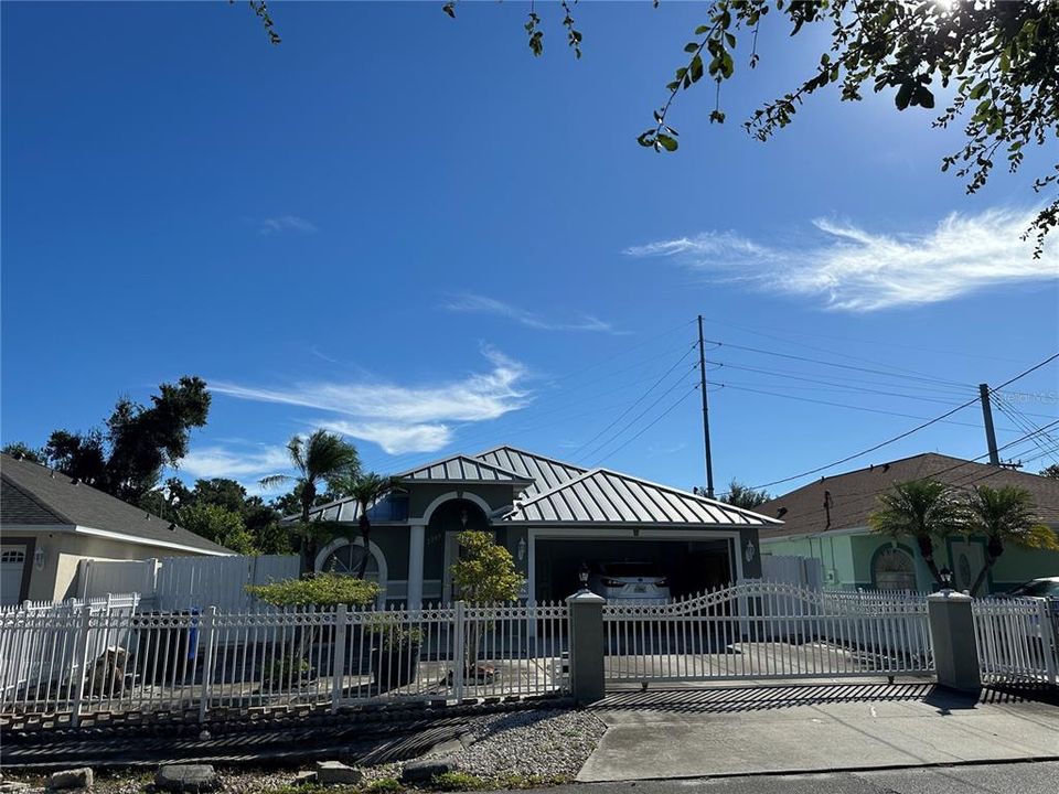 Под контрактом: $2,600 (3 спален, 2 ванн, 1704 Квадратных фут)