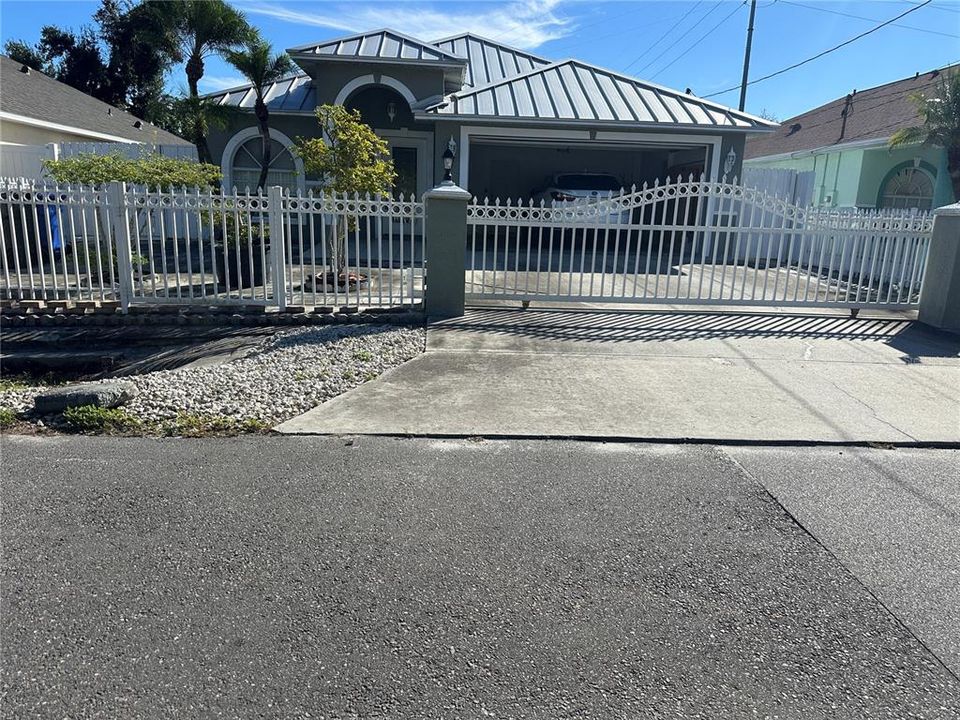 Под контрактом: $2,600 (3 спален, 2 ванн, 1704 Квадратных фут)