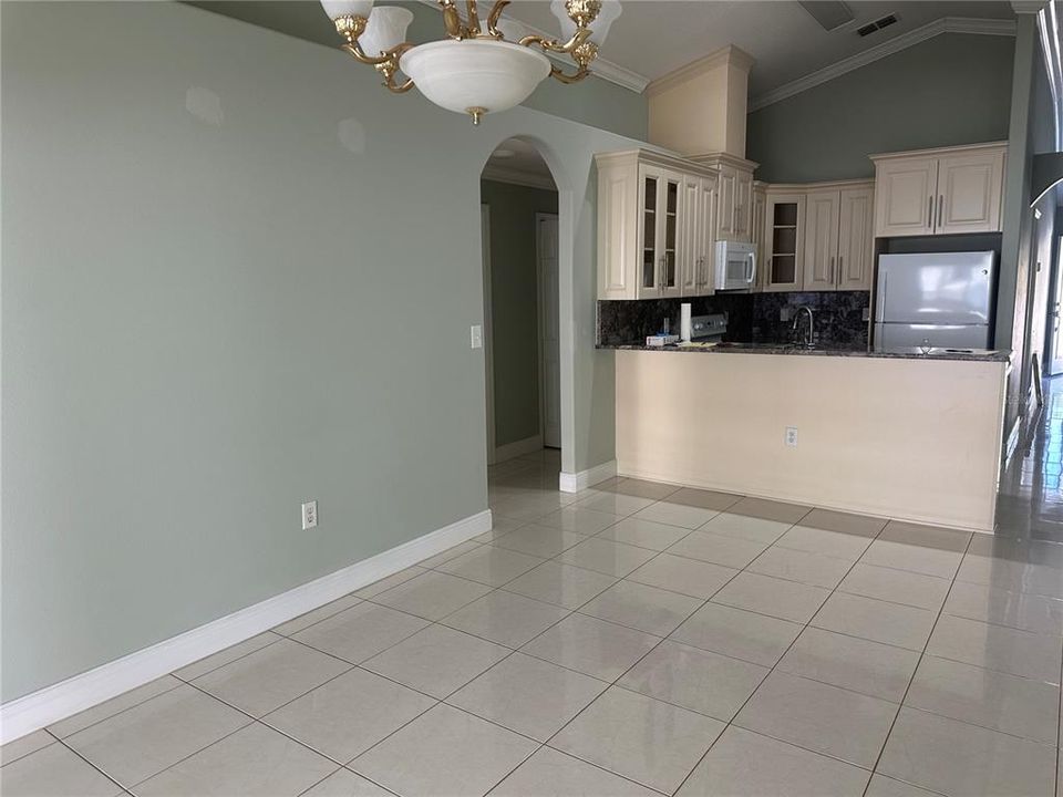 Под контрактом: $2,600 (3 спален, 2 ванн, 1704 Квадратных фут)