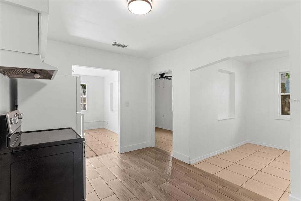 For Sale: $349,200 (3 beds, 2 baths, 988 Square Feet)