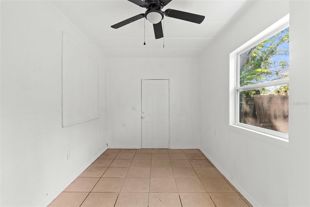 For Sale: $349,200 (3 beds, 2 baths, 988 Square Feet)