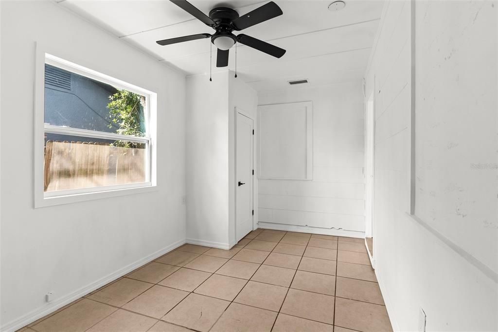 For Sale: $349,200 (3 beds, 2 baths, 988 Square Feet)