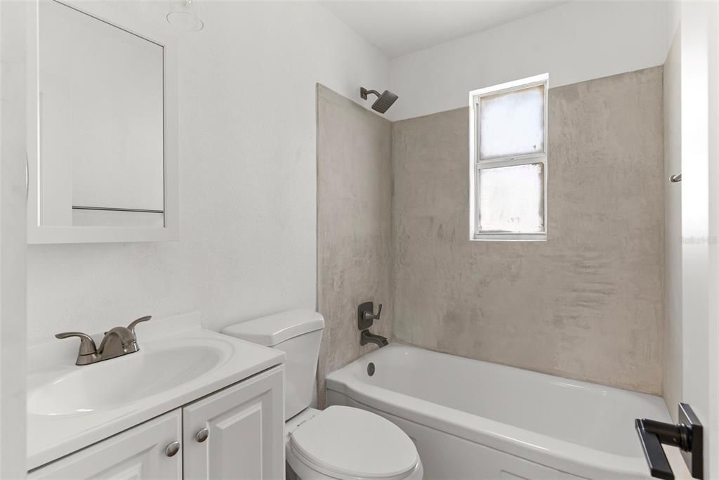 For Sale: $349,200 (3 beds, 2 baths, 988 Square Feet)