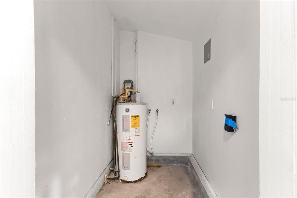 For Sale: $349,200 (3 beds, 2 baths, 988 Square Feet)