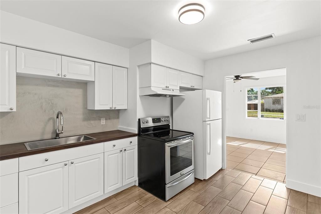 For Sale: $349,200 (3 beds, 2 baths, 988 Square Feet)