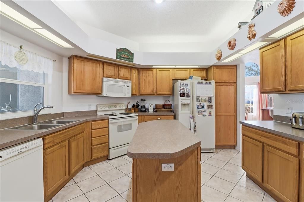 На продажу: $380,000 (4 спален, 2 ванн, 2604 Квадратных фут)