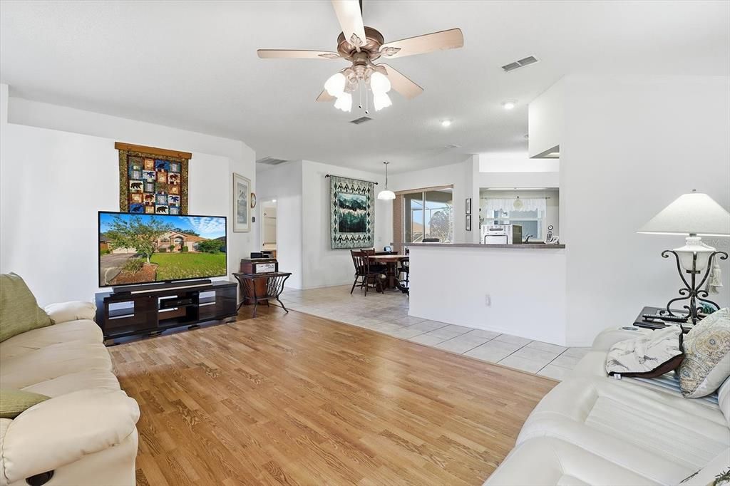 На продажу: $380,000 (4 спален, 2 ванн, 2604 Квадратных фут)