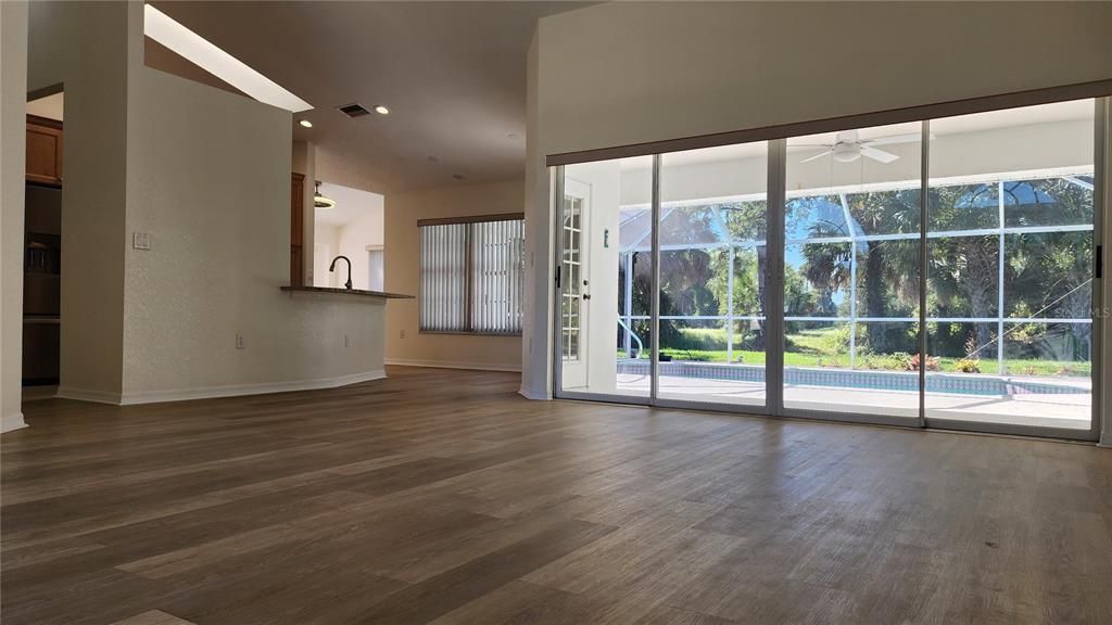 合同活跃: $2,500 (3 贝兹, 2 浴室, 1691 平方英尺)