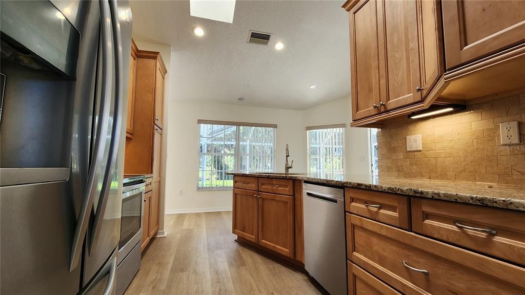 合同活跃: $2,500 (3 贝兹, 2 浴室, 1691 平方英尺)