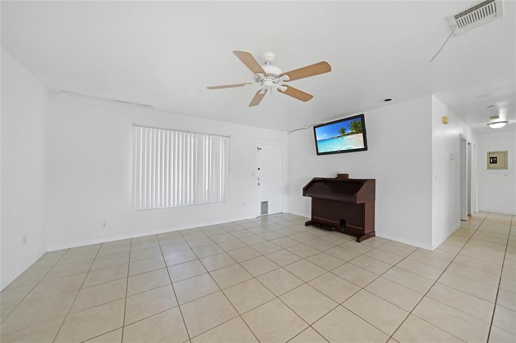 Active With Contract: $230,000 (3 beds, 2 baths, 1320 Square Feet)
